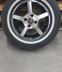 Kiillotettu alumiini-musta