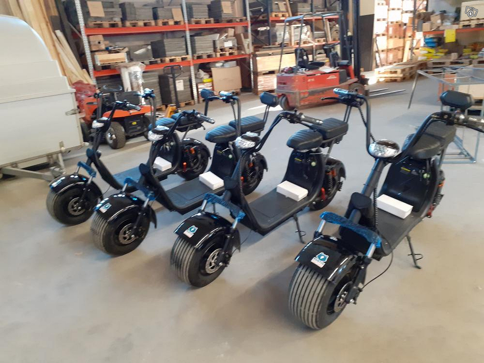Blurred,Hand,Touching,Wheat,Spikes,With,Her,Hand,At,Sunset